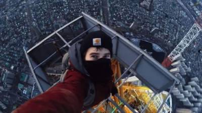 Vitaliy Raskalov en la cima de la Lotte World Tower. Foto captura de YouTube.