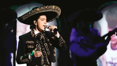 En 2018 Alex debutó en la música con su primera canción, “Te Amaré”, y desde entonces su carrera ha ido en ascenso.