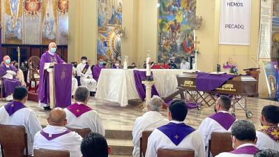 Monseñor Ángel Garachana ofició la misa de cuerpo presente del asesinado sacerdote hondureño Enrique Vázquez Cálix.