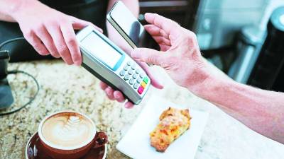Con una billetera electrónica, una persona puede comprar, hacer pagos y transferencias por medio de un celular.