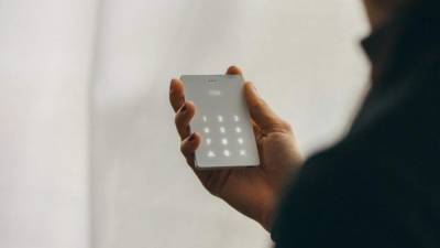 El sencillo diseño del Light Phone pone de relieve su principal característica: casi no hace nada, solo hace y recibe llamadas.