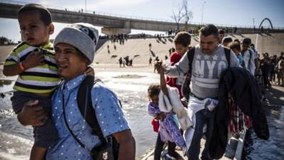 Migrantes hondureños pagan hasta 200,000 lempiras a coyotes para emigrar a EEUU./