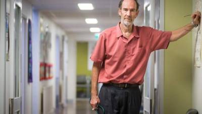 El doctor Alan Kenny necesita ayuda en su clínica rural.