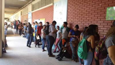 Este día miles de aspirantes llegaron al edificio 5 para recibir la acreditación.