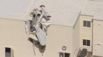 Parte de la aeronave quedó dentro de un edificio en Maricopa./Twitter.