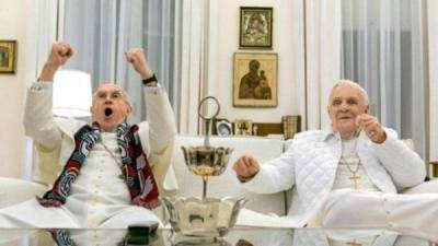 Los actores Jonathan Pryce y Anthony Hopkins interpretan al Papa Francisco y el papa Benedicto XVI./Netflix.