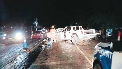 <b><span class=mln_uppercase_mln>Fatal.</span></b> Miembros del Cuerpo de Bomberos y Policía atendieron la emergencia tras el impacto de los dos vehículos en San Lorenzo.