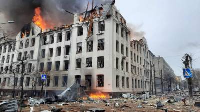 El edificio de policía de la ciudad de Járkov fue bombardeado por las tropas rusas que tomaron el control de la región.