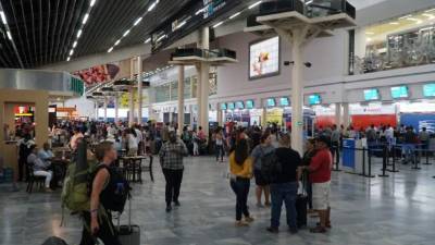 En imagen de archivo, ciudadanos en el aeropuerto Ramón Villeda Morales.