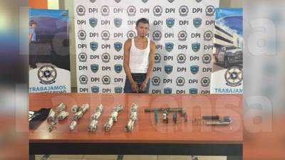 El detenido cuando fue presentado ante las autoridades.