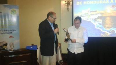 Jacobo Paz, titular de la SAG, traspasa la presidencia a Edward Jackson, presidente ejecutivo del Inpesca.