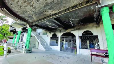 En junio pasado, lanzaron bombas de fabricación casera y quemaron varias oficinas de la alcaldía de Tocoa. Hasta ahora no hay detenidos por ese caso.