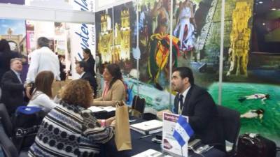 Guillermo Orellana, director del Buró de Convenciones en San Pedro Sula, atiende stand en Icomex.