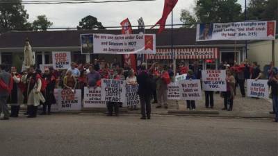 Grupo de creyentes que se opone a que el nuevo grupo se congrege en su pueblo.
