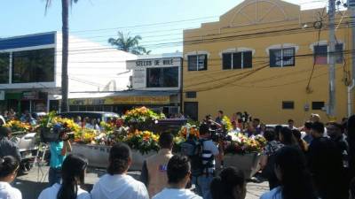 Decenas de personas dan el último adiós al cantautor hondureño Guillermo Anderson.