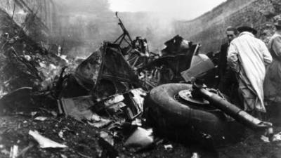 4 de mayo de 1949: La primera y quizás la tragedia más conocida del balompié. Un total de 18 jugadores del equipo de fútbol del Torino, el mejor del mundo de la época, fallecieron junto a otras 13 personas al estrellarse su avión en la Basílica de Superga, cerca de Turín.