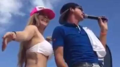 La joven alega que realizó el polémico baile en sus vacaciones y que por ende no interfiere con su empleo.