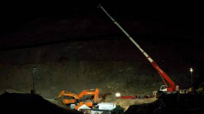 Mineros de la Brigada de Salvamento Minero de Hunosa junto a Bomberos y Guardia Civil, prosiguen con el rescate de Julen antes del amanecer. EFE
