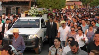 Miles de personas acompañan el vehículo que transporta los restos mortales de Pedro Antonio Hernández.