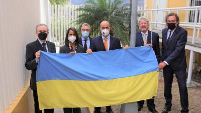 Los embajadores de la Unión Europea sostienen la bandera de Ucrania.