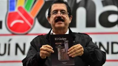 Foto de archivo/AFP El expresidente de Honduras, Manuel Zelaya, presenta su libro sobre el golpe de Estado de 2009.