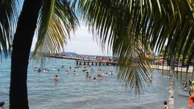 Los turistas disfrutando de las playas de Omoa.