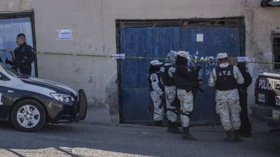 Elementos de Guardia Nacional en la vivienda asegurada.