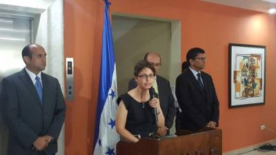 Ethel Deras, presidenta de la Comisión Nacional de Bancos y Seguros, presidió la conferencia de prensa.