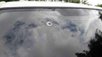 Disparo frente al vehículo.