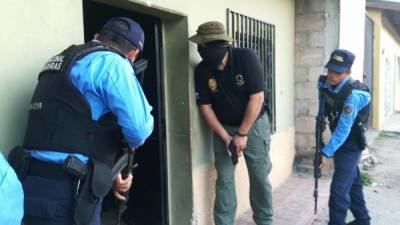 Agentes de la Policía y personal de Ministerio Público en los allanamientos en Comayagua.