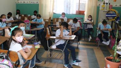 Los niños se mostraron alegres de volver a las aulas de clase.