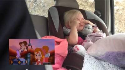 Esta niña ha sorprendido a muchos al llorar viendo una película de la década de los 80’s. Foto YouTube.