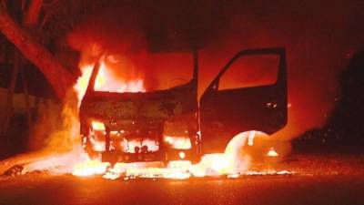 Cuatro criminales incendiaron un rapidito que cubre la ruta del sector El Carmen el lunes por la noche.