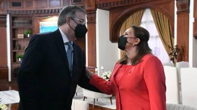 La presidenta de Honduras, Xiomara Castro, saluda al Canciller Marcelo Ebrard.