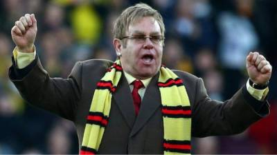Elton John durante el juego Watford y Wigan.