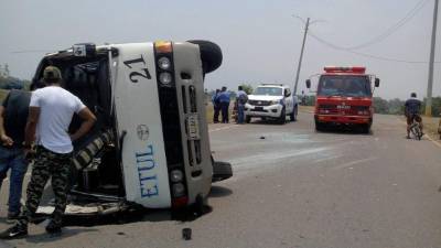 El bus volcó en la carretera principal de Potrerillos, Cortés.