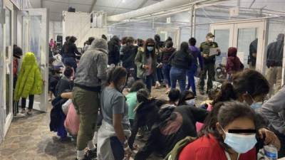 Más de 400 menores migrantes permanecen hacinados en un centro de detención de Texas./