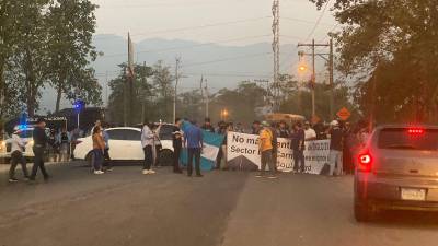 Los manifestantes bloquearon la salida y entrada al sector Los Cármenes e hicieron un llamado urgente a las autoridades correspondientes.