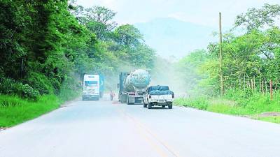 Conductores de vehículos pesados transitan por el tramo de la CA-4, cerca del desvío a San José, Copán.