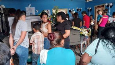 Familiares y vecinos despidieron a los tres migrantes hondureños.