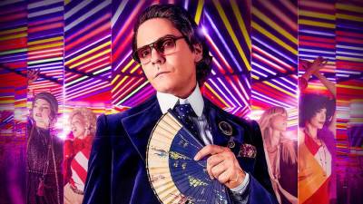 El actor Daniel Brühl ha hecho gala de su capacidad para los idiomas hablando alemán, inglés, francés e italiano en la serie.