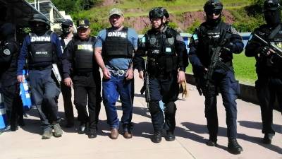 <b>Luis Escalante es custodiado por un fuerte operativo policial.</b>