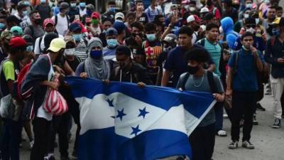 Fotografía de archivo de un grupo de migrantes hondureños caminando en caravana.