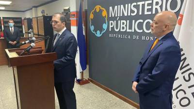 El fiscal general de Colombia, Francisco Barbosa, y su homólogo de Honduras, Óscar Chinchilla.