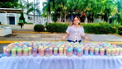 Emprendedora ofreciendo sus productos.