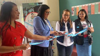 <b>La s</b>ecretaria ejecutiva de la CICESCT, Sua Martínez, corta la cinta inaugural de la oficina.