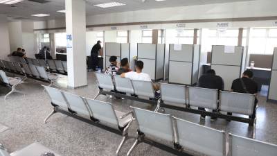 Conductores esperan ser atendidos en la recepción de documentos y toma de fotografía para obtener la licencia de conducir.