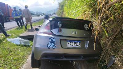 El conductor quedó atrapado en la parte frontal del carro.
