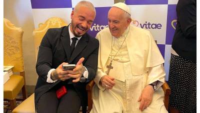 El cantante J Balvin durante su reunión con el papa Francisco.