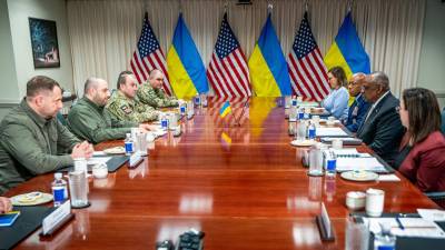 El Secretario de Defensa de Estados Unidos, Lloyd Austin, pronuncia comentarios durante una reunión con el Ministro de Defensa de Ucrania, Rustem Umerov, en el Pentágono en Arlington, Virginia, EE.UU., el 06 de diciembre de 2023.